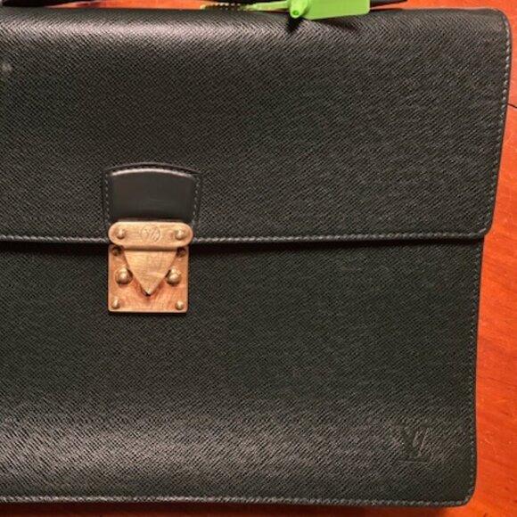 HALLOWEEN🎃DROP! Louis Vuitton Taiga Serviette Kourad Epicea Green Briefcase - Picture 4 of 16